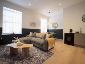 Posezení v ubytování Apartment 5 Old Conservative Club in Historic Town Pass the Keys