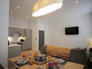 Kuchyň nebo kuchyňský kout v ubytování Apartment 5 Old Conservative Club in Historic Town Pass the Keys