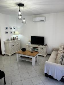 een woonkamer met een bank en een tv bij Casa mare e relax in Pula