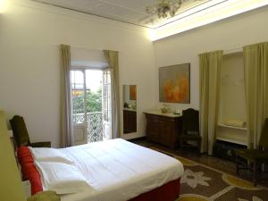 a bedroom with a bed and a desk and a window at Genova46 Suites & Rooms in Genova