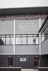 - un panneau indiquant un restaurant de fruits de mer à l'avant du bâtiment dans l'établissement The Pier Rooms, à Oban