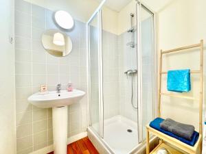 a bathroom with a sink and a shower at Brest Centre - Appartements - Le Vauban - Lumineux - Centre Ville - Proche Boutiques et Restaurants in Brest +49 photos