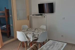 a room with a table and chairs and a refrigerator at Apartamento El Hammam in Empuriabrava