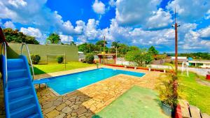 a swimming pool in the backyard of a house at Chácara Roteiro do Vinho com Wi-Fi in São Roque