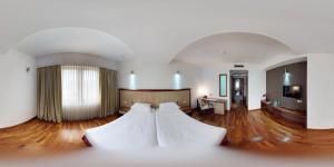 1 dormitorio con paredes blancas y suelo de madera en Luxury Skopje Apartments Premium, en Skopje
