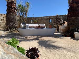 Φωτογραφία από το άλμπουμ του NERAMAR Ensuite Room & Swimming Pool στην Παραλία Paradise