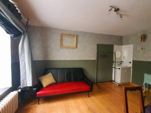 - un salon avec un canapé rouge dans l'établissement BIG House - BBQ - Free Parking, à Andenne
