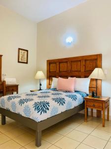 Postel nebo postele na pokoji v ubytování Hotel Doña Chela En Calvillo