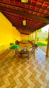 patio ze stołem i krzesłami w pokoju w obiekcie Chácara Roteiro do Vinho com Wi-Fi w mieście São Roque