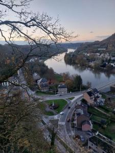 - une vue sur une ville avec une rivière et une autoroute dans l'établissement BIG House - BBQ - Free Parking, à Andenne