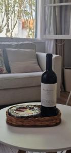 una bottiglia di vino seduta su un tavolo accanto a un divano di Machico Heart Suites a Machico