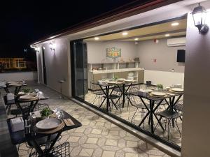 eine Spiegelung eines Restaurants mit Tischen und Stühlen in der Unterkunft GRANDAURA EDıRNE in Edirne