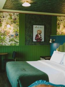 Rúm í herbergi á Hotel Eco Boutique Bidasoa