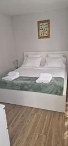 Postel nebo postele na pokoji v ubytování Machico Heart Suites