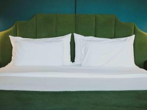 Rúm í herbergi á Hotel Eco Boutique Bidasoa