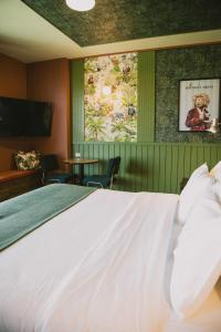 Rúm í herbergi á Hotel Eco Boutique Bidasoa