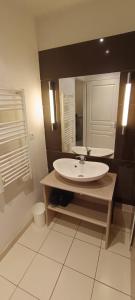 Ένα μπάνιο στο Duplex avec piscine et sauna
