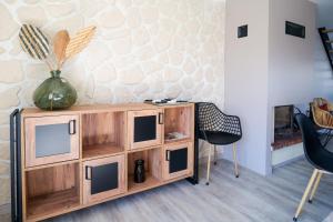 Kuchyňa alebo kuchynka v ubytovaní Superbe maison de vacances avec piscine chauffée et bain nordique - 8 pers