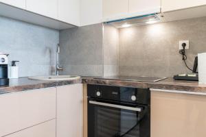 Kuchyň nebo kuchyňský kout v ubytování Apartments Royal - Sakura Park