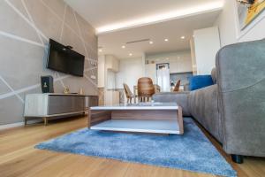TV a/nebo společenská místnost v ubytování Apartments Royal - Sakura Park