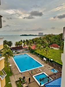 an overhead view of a swimming pool next to the ocean at Seaview Seri Bulan PD Teluk Kemang Homestay in Port Dickson