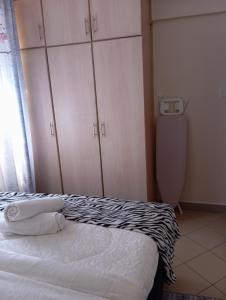1 dormitorio con 1 cama con motivos de cebra y armarios en Casa Gem, en Nairobi