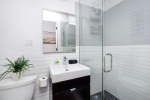 Ένα μπάνιο στο 1288-3RS New Renovated 2 Bedrooms