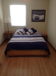 um quarto com uma cama grande e uma janela em Cozy Quiet Gem Near Sheridan Beach em Michigan City