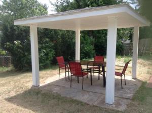 einen Pavillon mit roten Stühlen und einem Tisch darunter in der Unterkunft Cozy Quiet Gem Near Sheridan Beach in Michigan City