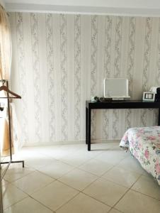 um quarto com uma cama e uma secretária com um computador portátil em Calme Cozy appartement/Tamaris em Casablanca