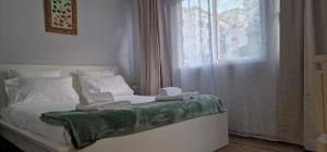 Postel nebo postele na pokoji v ubytování Machico Heart Suites