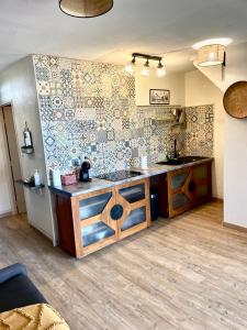 uma cozinha com um lavatório e uma bancada em Appartement T2 La Saline Les Bains em Saint-Paul