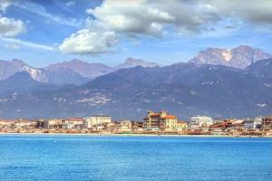 a city with mountains in the background of a body of water at Casa delle Rose in Fiumaretta di Ameglia