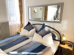 ein Schlafzimmer mit zwei Betten mit blauen und weißen Kissen in der Unterkunft 3-Sterne Komfortferienwohnung  Köhnke 6 - [#122261] in Goslar