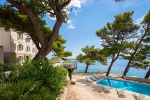 Kolam renang di atau dekat dengan Luxury Beachfront Villa Sea Palace with private pool, jacuzzi, sauna and gym right at the beach in Lokva Rogoznica - Omis