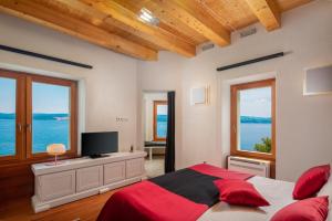 Televisyen dan/atau pusat hiburan di Luxury Beachfront Villa Sea Palace with private pool, jacuzzi, sauna and gym right at the beach in Lokva Rogoznica - Omis