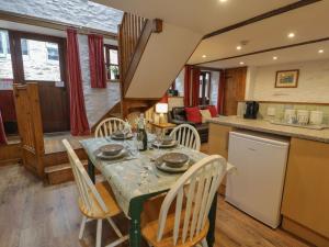 uma cozinha e sala de jantar com mesa e cadeiras em Graig Las The Barn em Oswestry