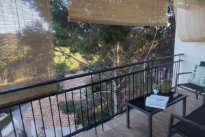 balcón con vistas a un árbol en Apartamento en la montaña, Serra, en Serra