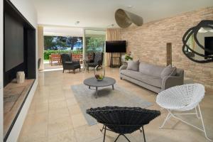 Televiisor ja/või meelelahutuskeskus majutusasutuses Luxury Beachfront Villa Castello Bol with private pool at the promenade Zlatni Rat at the beach in Bol - Brac