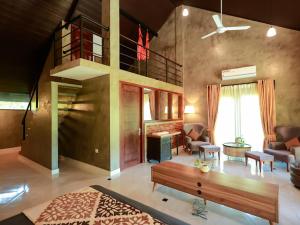 een woonkamer met een bank en een tafel bij Aramya in Kitulgala