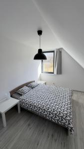 ルビャトボにあるLubiatówkiのベッドルーム(白黒のベッド1台、窓付)