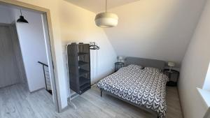 - une petite chambre avec un lit et un miroir dans l'établissement Lubiatówki, à Lubiatowo