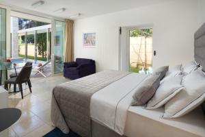 Voodi või voodid majutusasutuse Luxury Beachfront Villa Castello Bol with private pool at the promenade Zlatni Rat at the beach in Bol - Brac toas +74 fotot