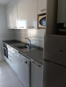 Kuchyňa alebo kuchynka v ubytovaní CARMEN MOLINA EDIFICIO ESMERALDA