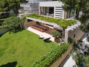 Aed väljaspool majutusasutust Luxury Beachfront Villa Castello Bol with private pool at the promenade Zlatni Rat at the beach in Bol - Brac