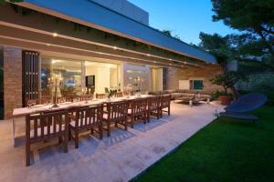 Siseõu või muu väliala majutusasutuses Luxury Beachfront Villa Castello Bol with private pool at the promenade Zlatni Rat at the beach in Bol - Brac