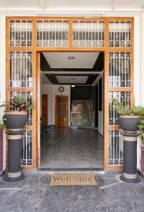 uma porta aberta de um edifício com plantas nele em Banana Surf House em Tamri