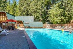 Πισίνα στο ή κοντά στο House with HOT TUB and SAUNA in the Mt Hood Forest