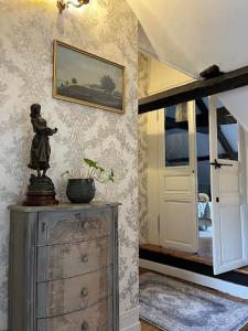 Zimmer mit Kommode und Wandgemälde in der Unterkunft Chambres d'hôtes du château in Boulogne-sur-Mer