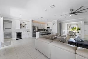 uma sala de estar com um sofá e uma cozinha em High-End Gulf Getaway with Pool & Hot Tub em Port Charlotte